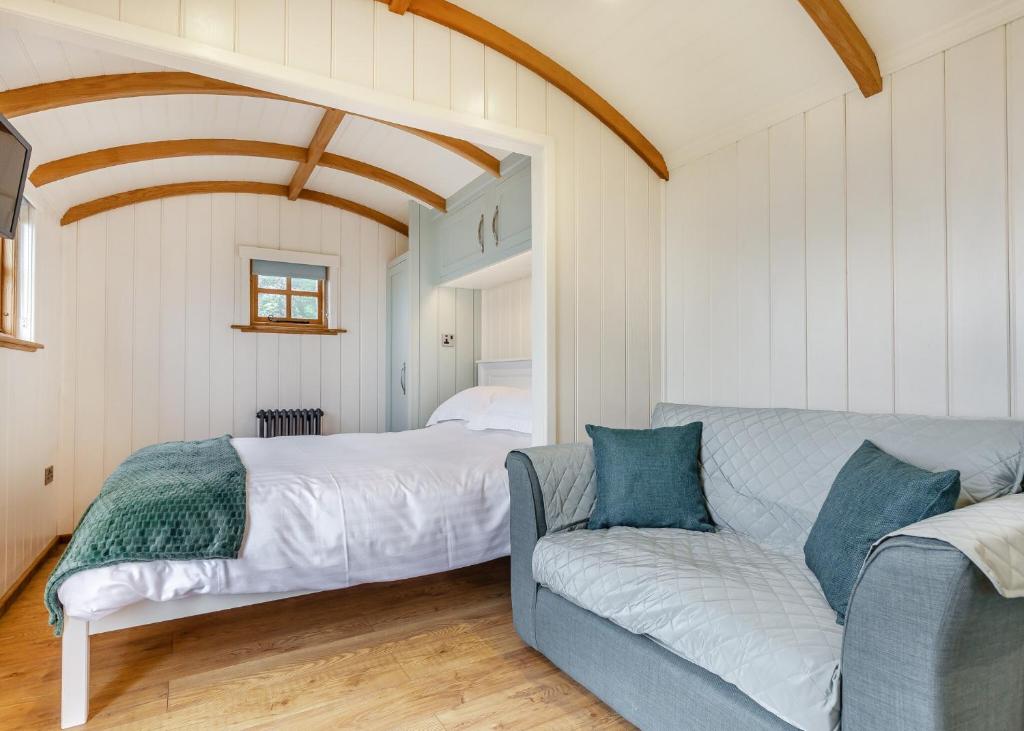 Postel nebo postele na pokoji v ubytování Beacon Shepherd Huts