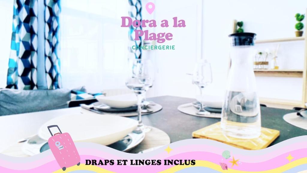 - une table avec deux verres et une bouteille dans l'établissement Superb Apartment with Parking Amboise 1, à Vannes