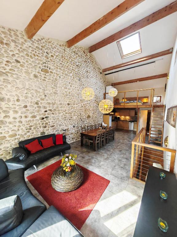 un salon avec un canapé et une table dans l'établissement Gîtes à la ferme du Bosquet, à Saint-Didier-sous-Aubenas