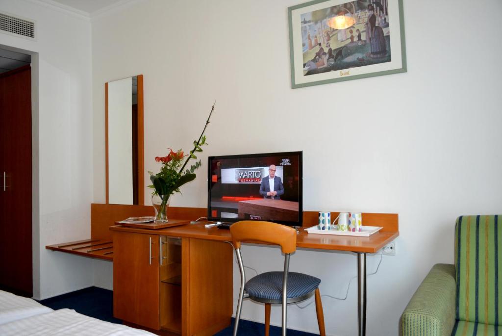 A television and/or entertainment centre at Hotel Veritas