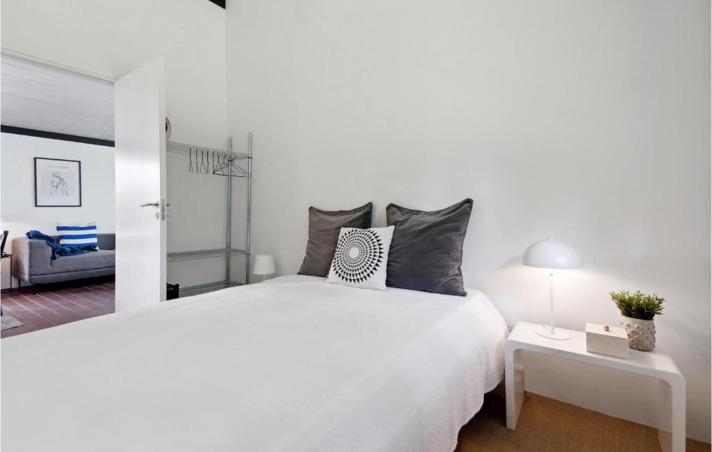 Ein Bett oder Betten in einem Zimmer der Unterkunft Nice Home In Odder With Wifi