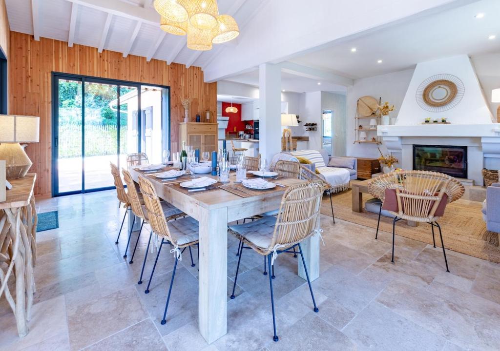 レージュ・キャップ・フェレにあるLuxury 6BR Villa with Heated Pool, Playground, Gardenのテーブルと椅子のあるダイニングルームとリビングルーム