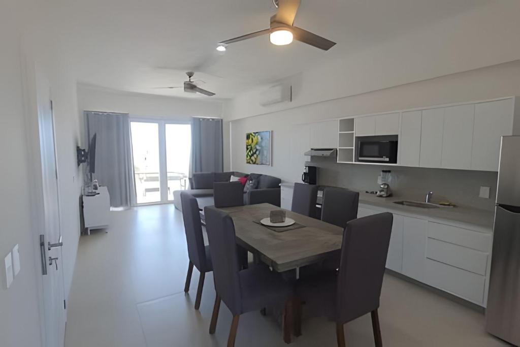 une cuisine et une salle à manger avec une table et des chaises dans l'établissement Costa Paraíso D-19 1 Recamara, à Bucerías