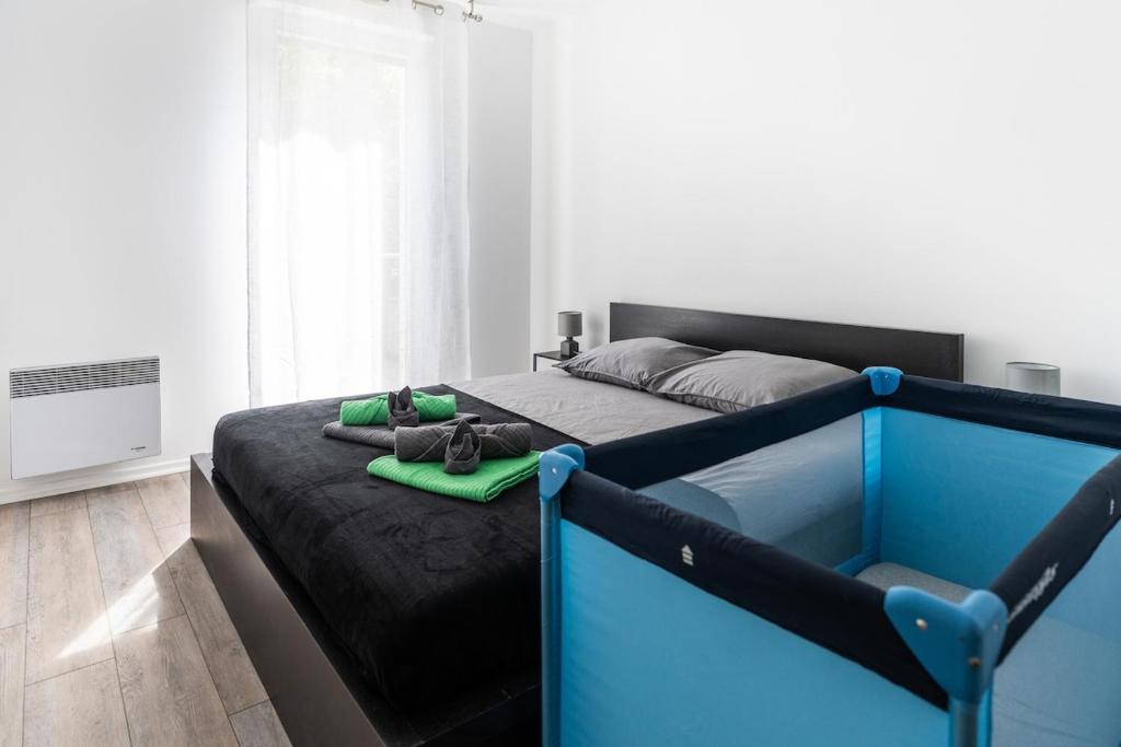 een slaapkamer met een bed met een blauw frame bij Horizon Paisible - Piscine et parking ! in Toulouse
