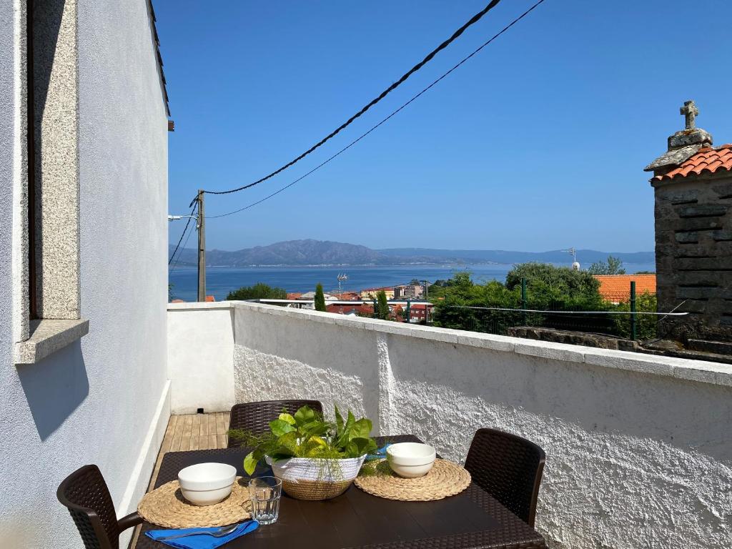 フィステーラにあるCasa Da Ramonaの水辺の景色を望むバルコニーのテーブル