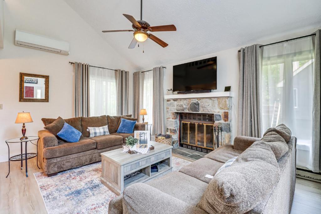 Televiisor ja/või meelelahutuskeskus majutusasutuses Steps to Jack Frost Ski Resort Townhome with Decks