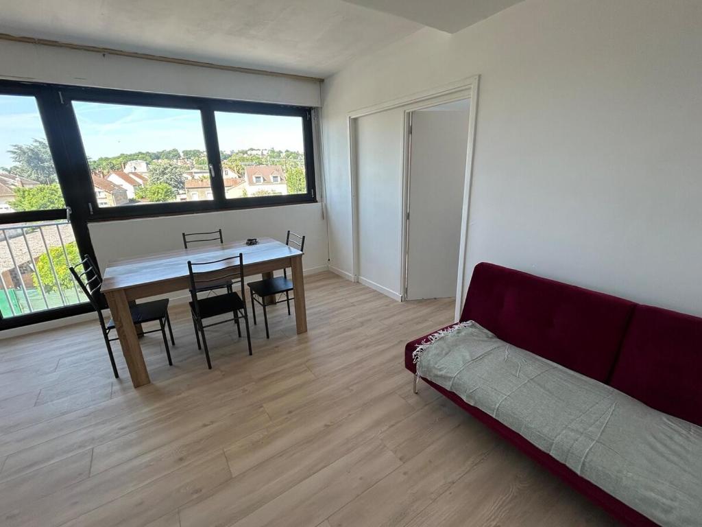 a living room with a table and a couch at Apartment 8 min Orly, 2 min RER, bus direct Orly in Ablon-sur-Seine