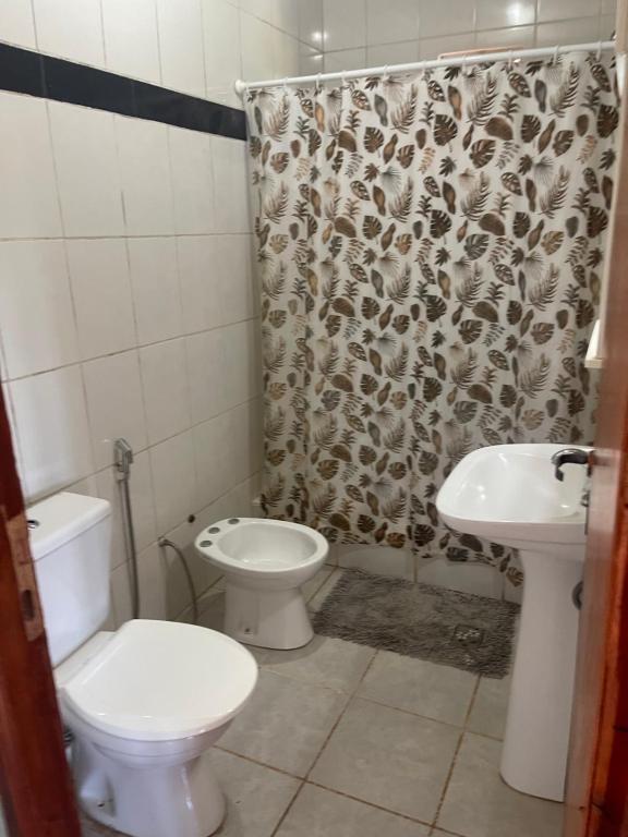 a bathroom with a toilet and a sink at Cabañas del Mirador in Puerto Iguazú