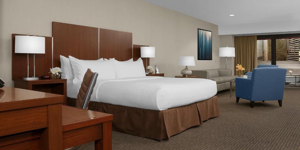 Uma cama ou camas num quarto em The Manhattan at Times Square