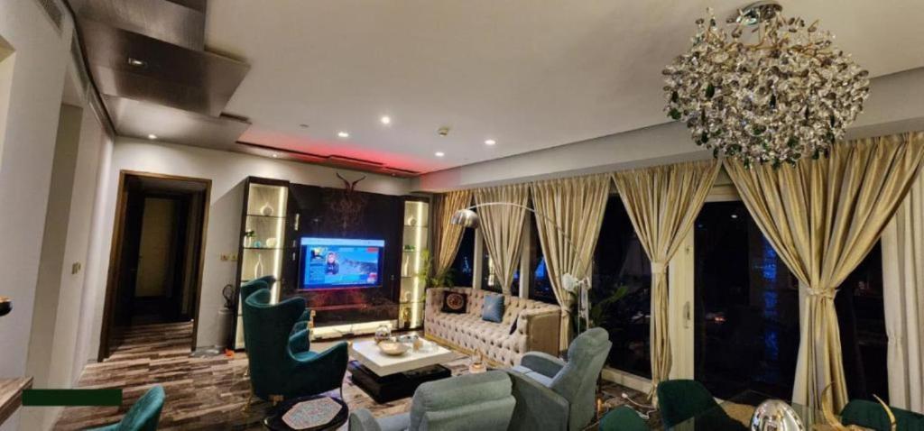 TV a/nebo společenská místnost v ubytování High End Luxury Stay with Full Palm Jumeirah View