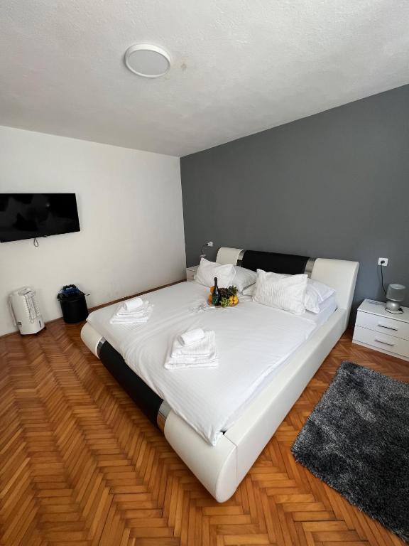 Posteľ alebo postele v izbe v ubytovaní Apartment Matijas, 3 bedroom apt with terrace and PARKING