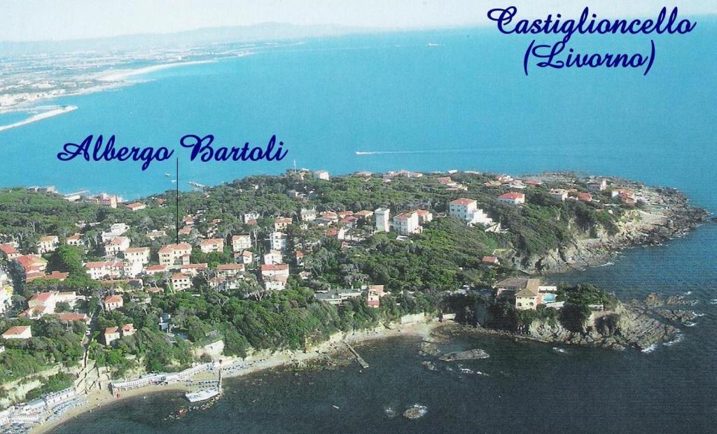 een luchtzicht op een eiland in het water bij Albergo Pensione Bartoli in Castiglioncello