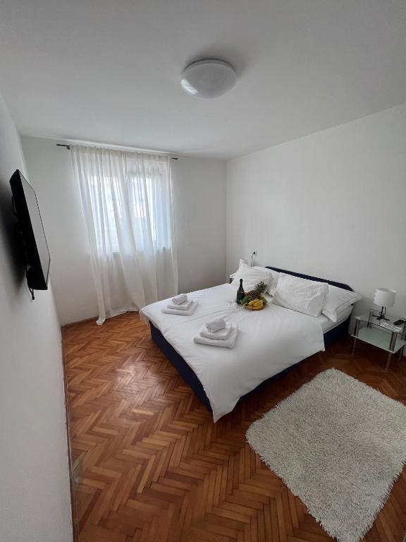 Posteľ alebo postele v izbe v ubytovaní Apartment Matijas, 3 bedroom apt with terrace and PARKING