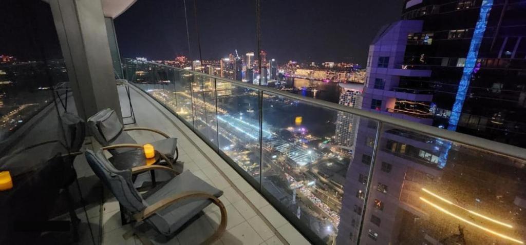Nespecifikovaný výhled na destinaci Dubaj nebo výhled na město při pohledu z apartmánu