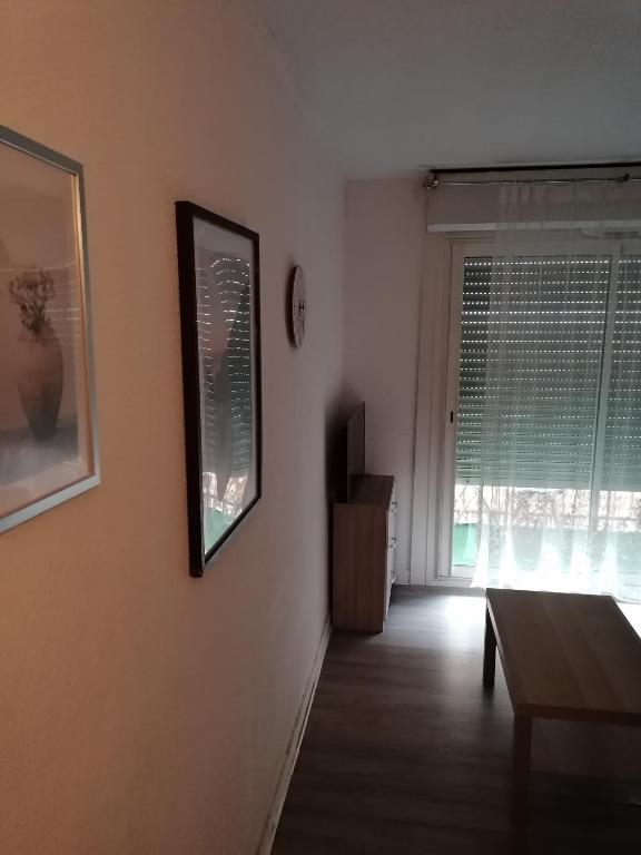 un salon avec une table et une fenêtre dans l'établissement Studio cosy avec terrasse à Nice proche aéroport, à Nice