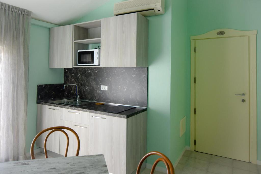Kuchyň nebo kuchyňský kout v ubytování Hotel Bahamas