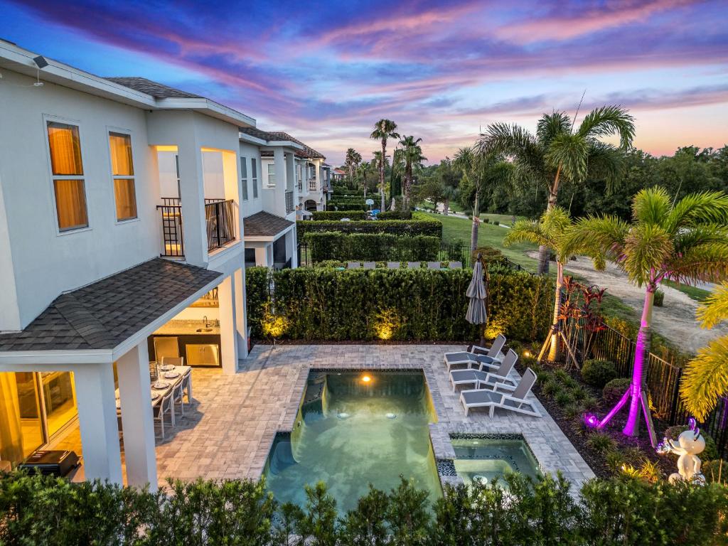 Bazén v ubytování Beautiful House with Pool in Reunion Orlando 10 minutes from Disney nebo v jeho okolí