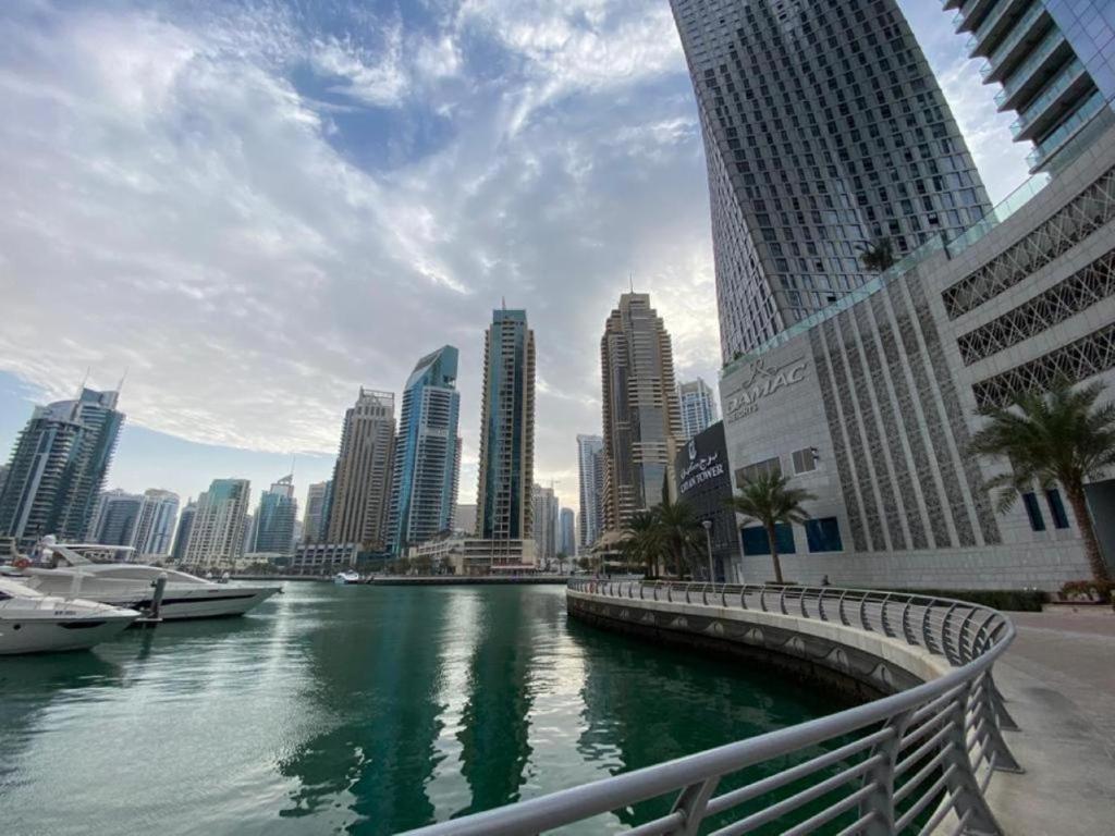 Nespecifikovaný výhled na destinaci Dubaj nebo výhled na město při pohledu z apartmánu