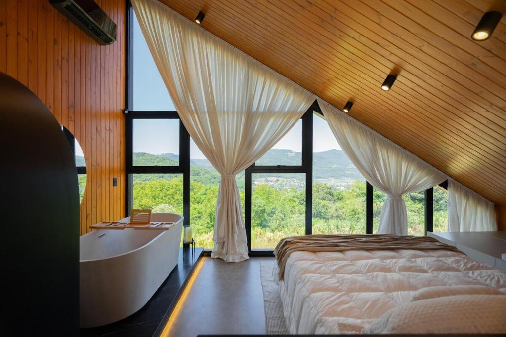 Postel nebo postele na pokoji v ubytování Villa Teza - Cabana - Serra Gaúcha