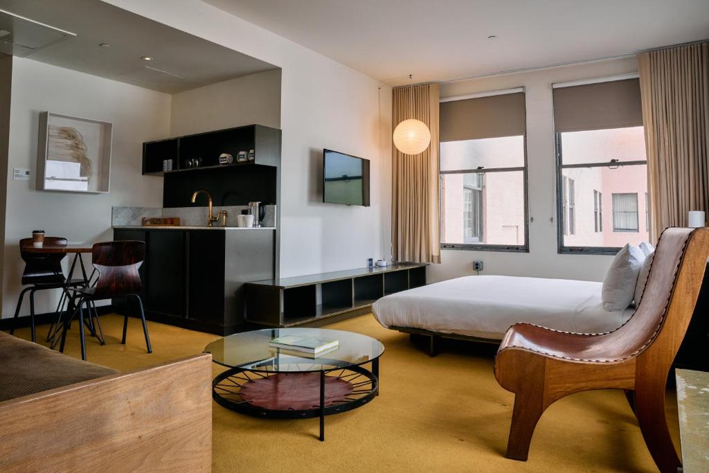 a hotel room with a bed and a table at STILE Downtown Los Angeles by Kasa in Los Angeles