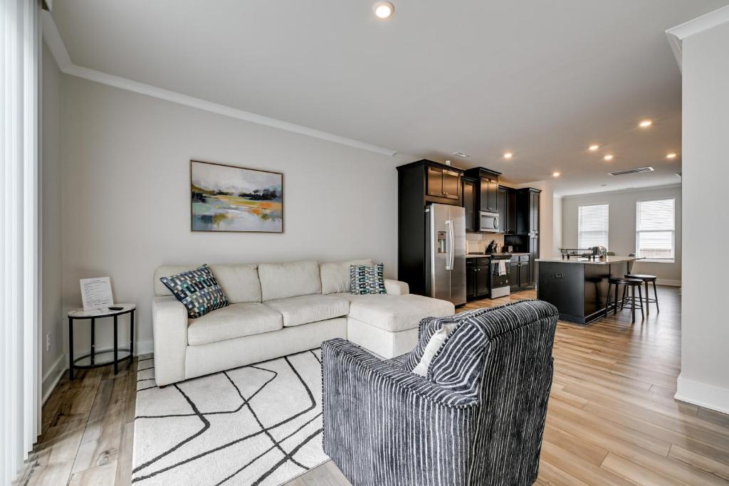 Kuchyň nebo kuchyňský kout v ubytování 2 Mi to Uptown Charlotte Family Townhome!