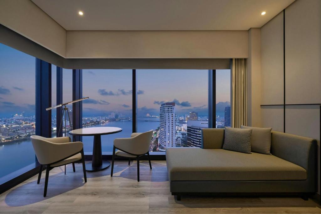 Posezení v ubytování Courtyard by Marriott Danang Han River