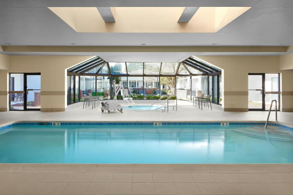 アナポリスにあるCourtyard by Marriott Annapolisの大きな窓のある建物内のプール