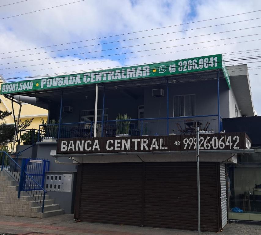 Un edificio con un cartel que dice Banana Central en Pousada Centralmar, en Florianópolis