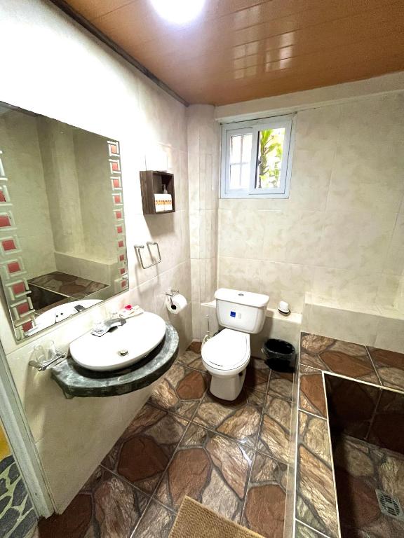 Un baño de Hotel Refugio Cariguana