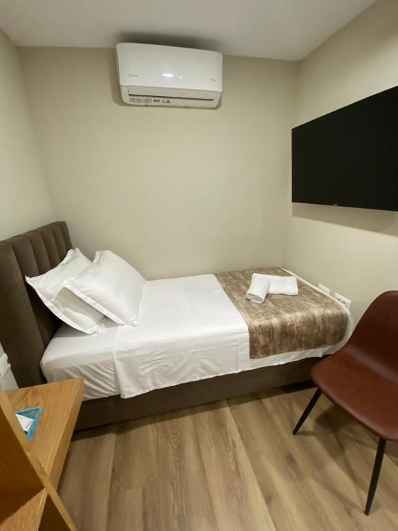 Postel nebo postele na pokoji v ubytování Tirana Hotel Petite Maison Hermes