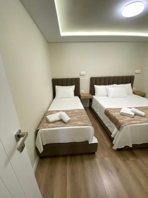 Postel nebo postele na pokoji v ubytování Tirana Hotel Petite Maison Hermes