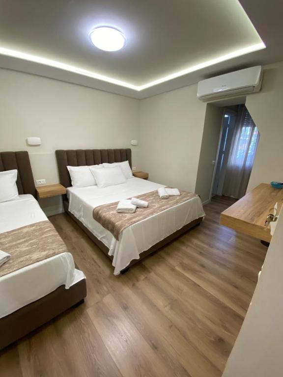 Postel nebo postele na pokoji v ubytování Tirana Hotel Petite Maison Hermes