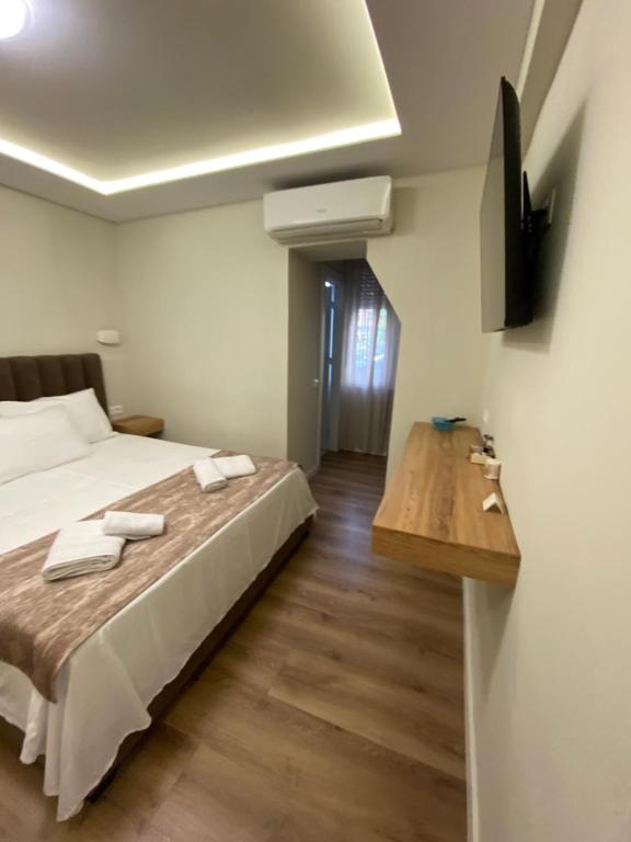 TV a/nebo společenská místnost v ubytování Tirana Hotel Petite Maison Hermes