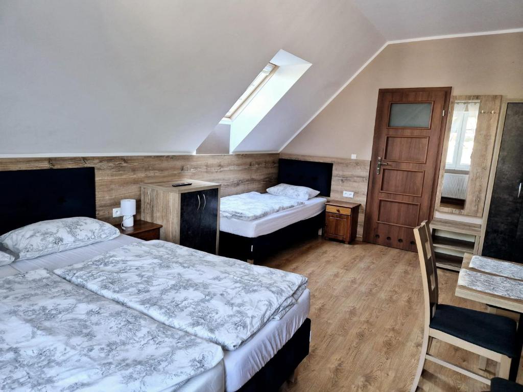 Posteľ alebo postele v izbe v ubytovaní Apartamenty Otylka