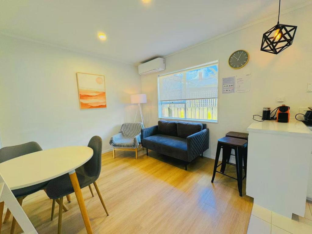 Bright Eden Park two bed townhouse private parking - Resim 1