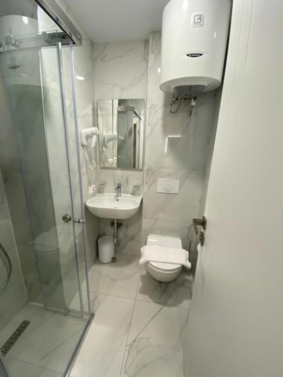 Koupelna v ubytování Tirana Hotel Petite Maison Hermes