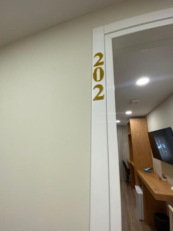 TV a/nebo společenská místnost v ubytování Tirana Hotel Petite Maison Hermes