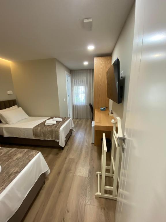 Postel nebo postele na pokoji v ubytování Tirana Hotel Petite Maison Hermes