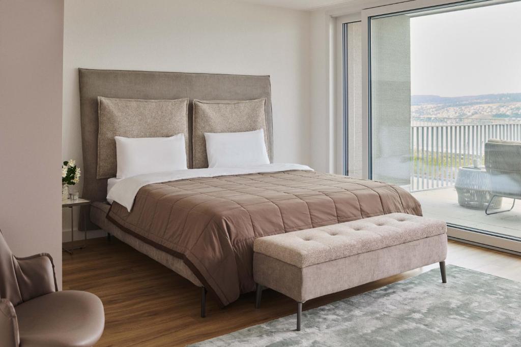 Postel nebo postele na pokoji v ubytování aestate living lakeview in Horgen Zürich Zug Pfäffikon