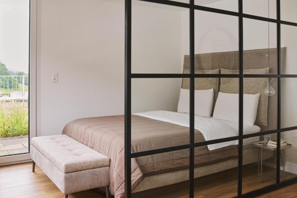 Postel nebo postele na pokoji v ubytování aestate living lakeview in Horgen Zürich Zug Pfäffikon