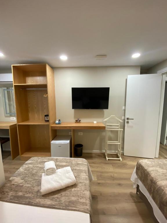 TV a/nebo společenská místnost v ubytování Tirana Hotel Petite Maison Hermes