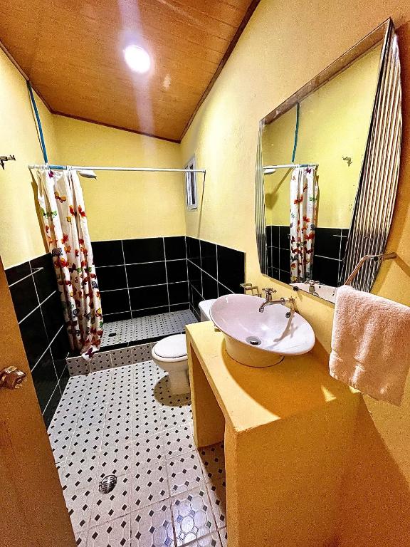Un baño de Hotel Refugio Cariguana