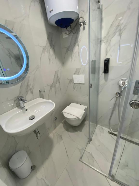 Koupelna v ubytování Tirana Hotel Petite Maison Hermes