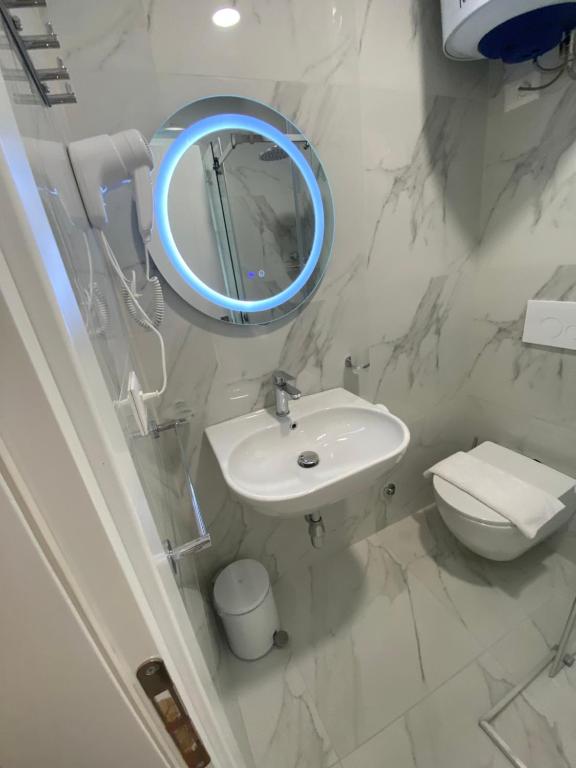 Koupelna v ubytování Tirana Hotel Petite Maison Hermes