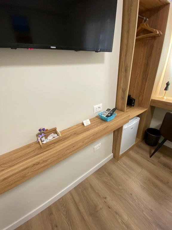TV a/nebo společenská místnost v ubytování Tirana Hotel Petite Maison Hermes