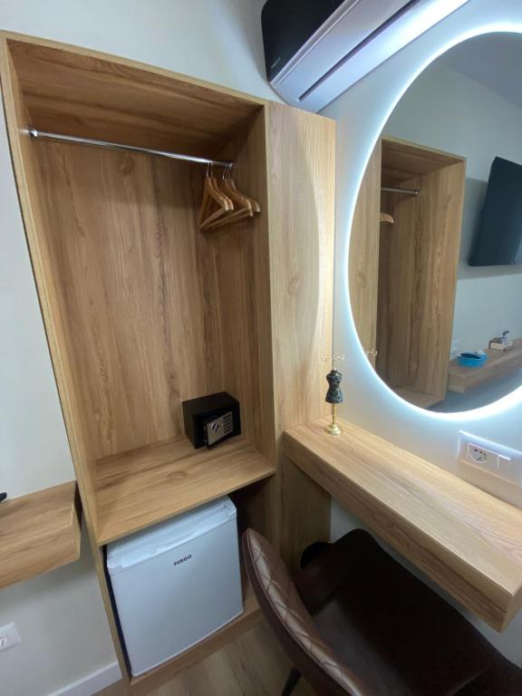 TV a/nebo společenská místnost v ubytování Tirana Hotel Petite Maison Hermes