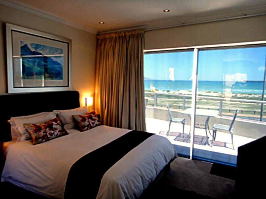 En eller flere senge i et værelse på Cape Town Beachfront Accommodation in Blouberg