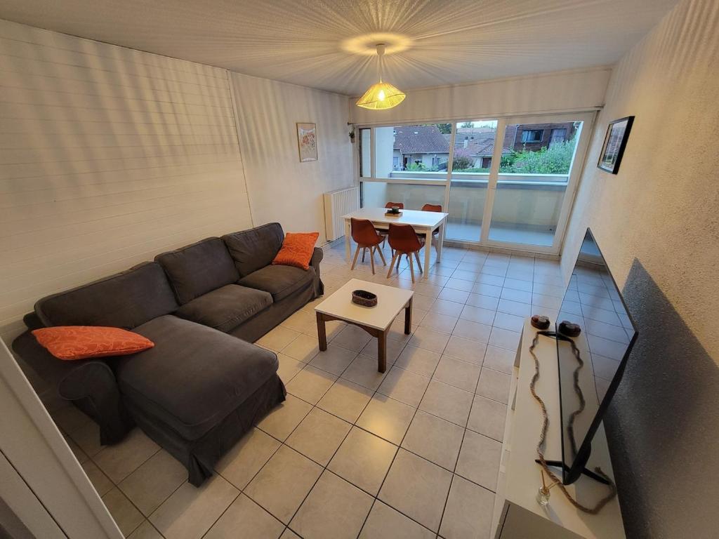 un salon avec un canapé et une table dans l'établissement Lumineux T3 en duplex, à Bègles
