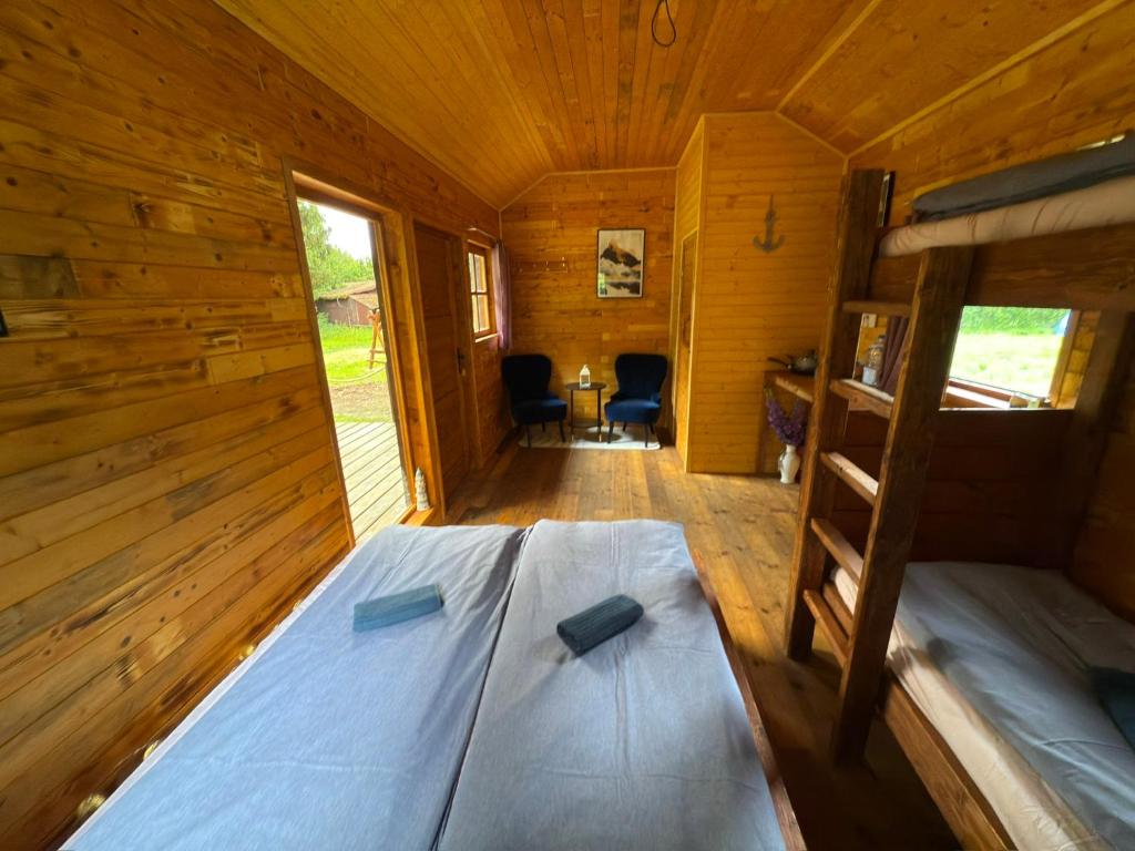 Postel nebo postele na pokoji v ubytování Chaloupka na jehličí