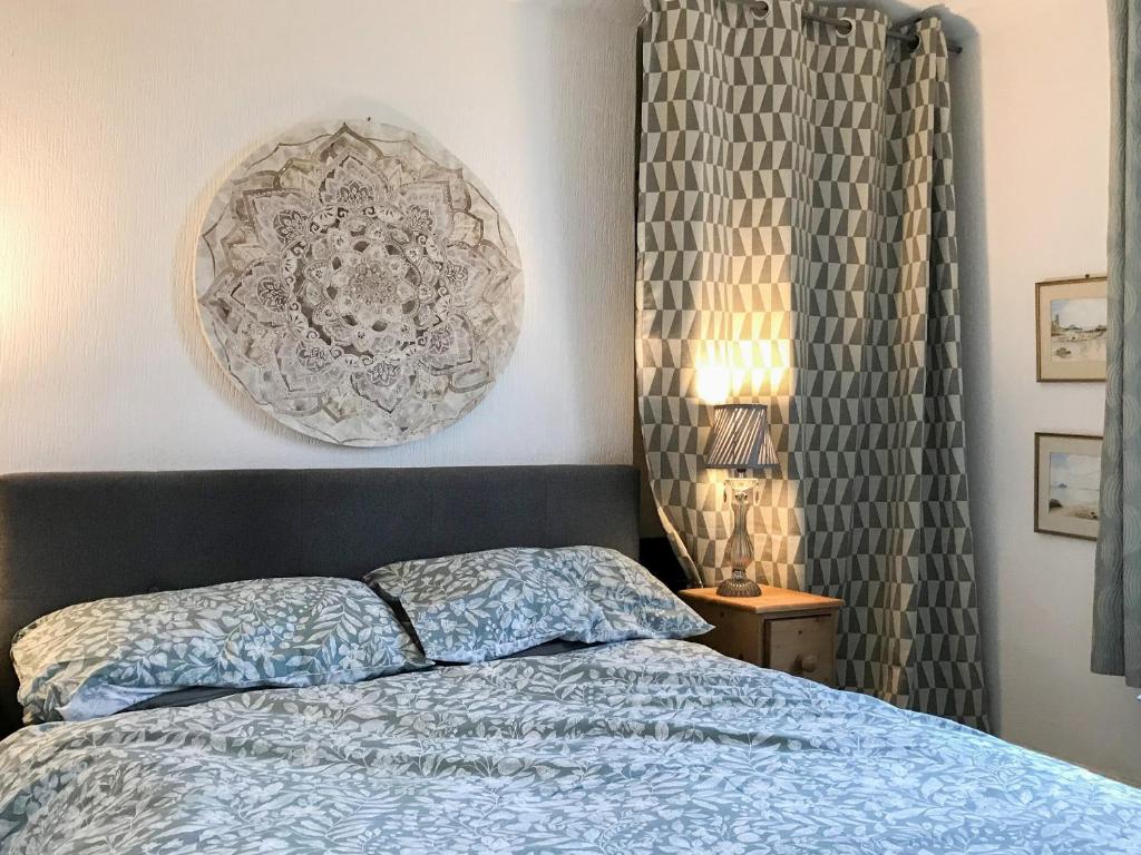 Postel nebo postele na pokoji v ubytování Kittys Cottage